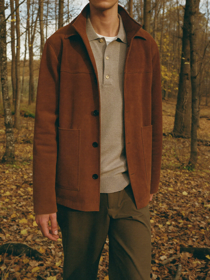 Look: Wildlederjacke im Buchenwald