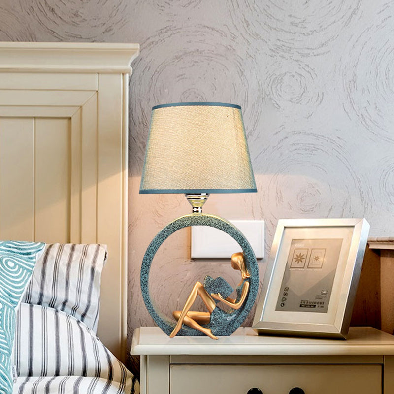 Avelyn | Yndefuld Leserharz Tischlampe mit blauer Stoffschirm