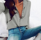 Damen nan seidige V-Bluse mit verdeckter Stoffknopfleiste und legerer Passform Drune in Grau