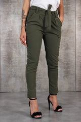 Damen nan taillierte Paperbag-Hose mit Bindegürtel und schmalem Bein Drune in Grün