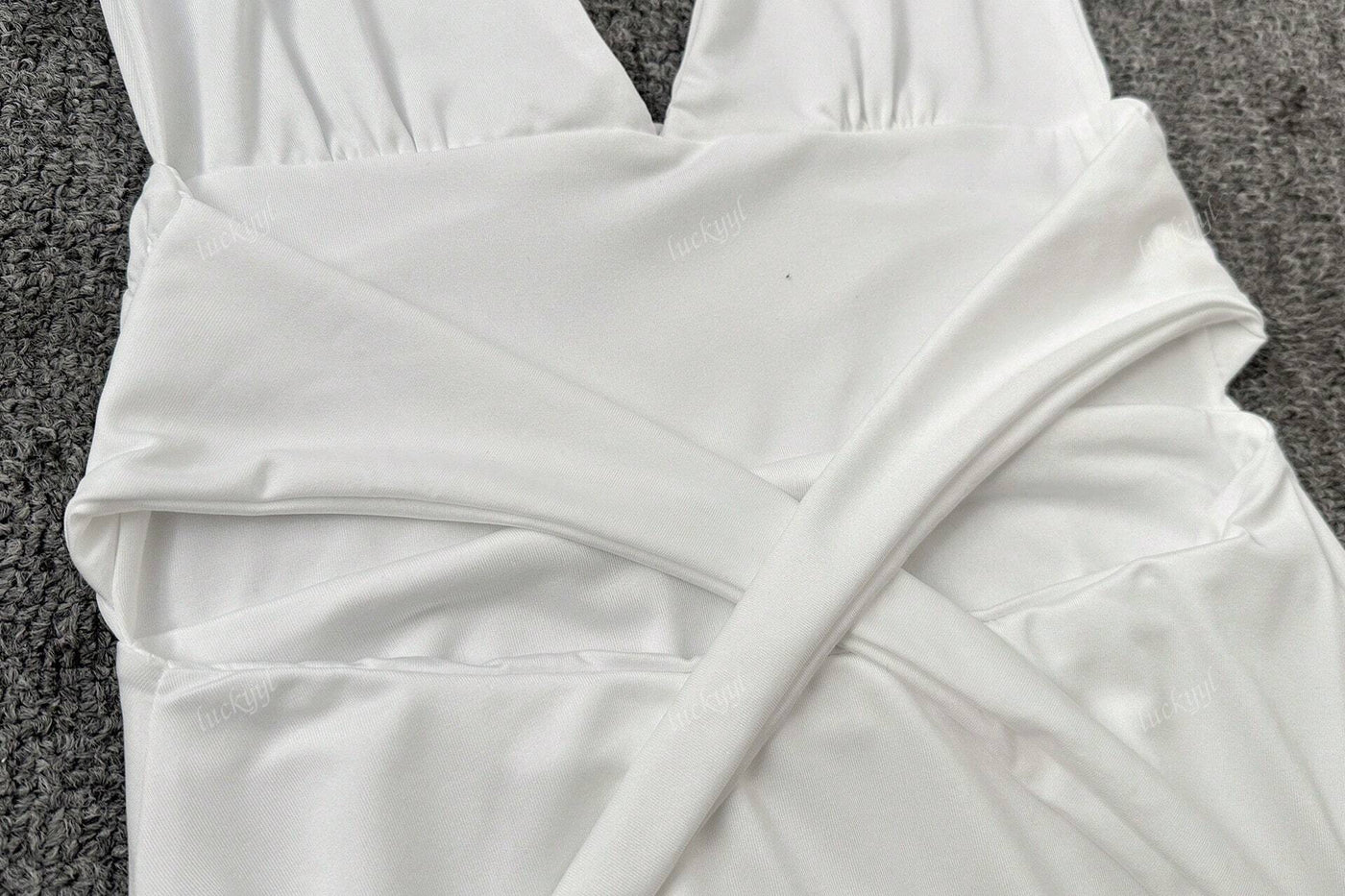 Minikleid mit Halterneck und Skater-Schnitt – Figurbetont & Feminin