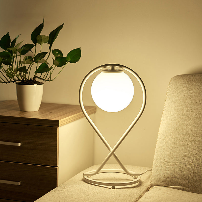 Orbina – Schlanke weiße LED-Tischlampe für das Kinderzimmer