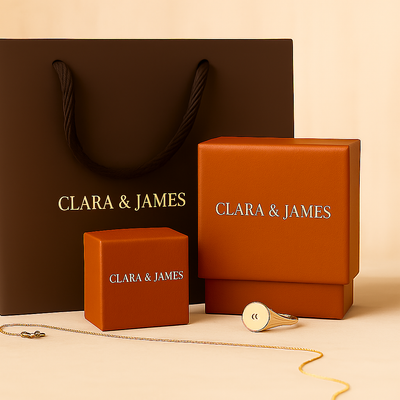 Set aus minimalistischen Gold-Halsband und Armreifen