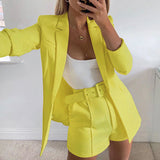 Damen nan tailliertes Longblazer-Shorts Set mit betonter Schulterpartie, hoher Taille und breitem Gürtel Drune in Gelb