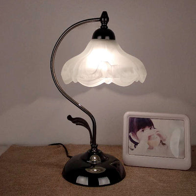 Veloura | Elegante Opalglas Tischlampe mit Vintage-Charme