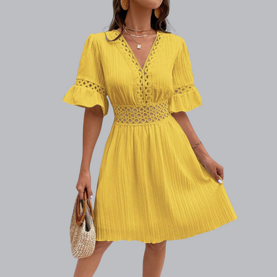 Regina™ | Feminines Kleid mit Stickdetails und Taillenbetonung