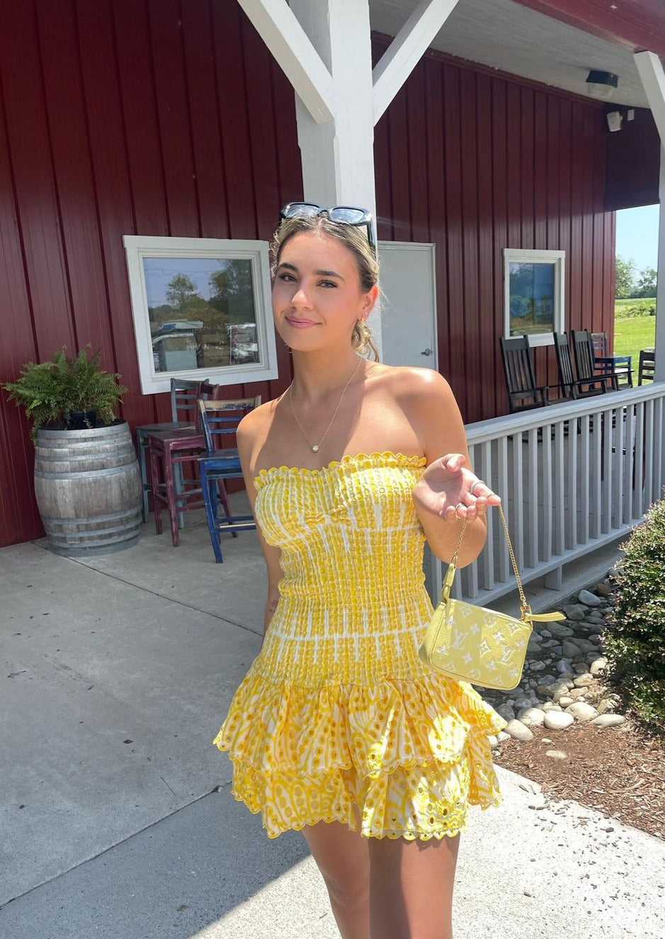 Schulterfreies Minikleid | Smock-Design & Lochstickerei | Sommerliche Leichtigkeit