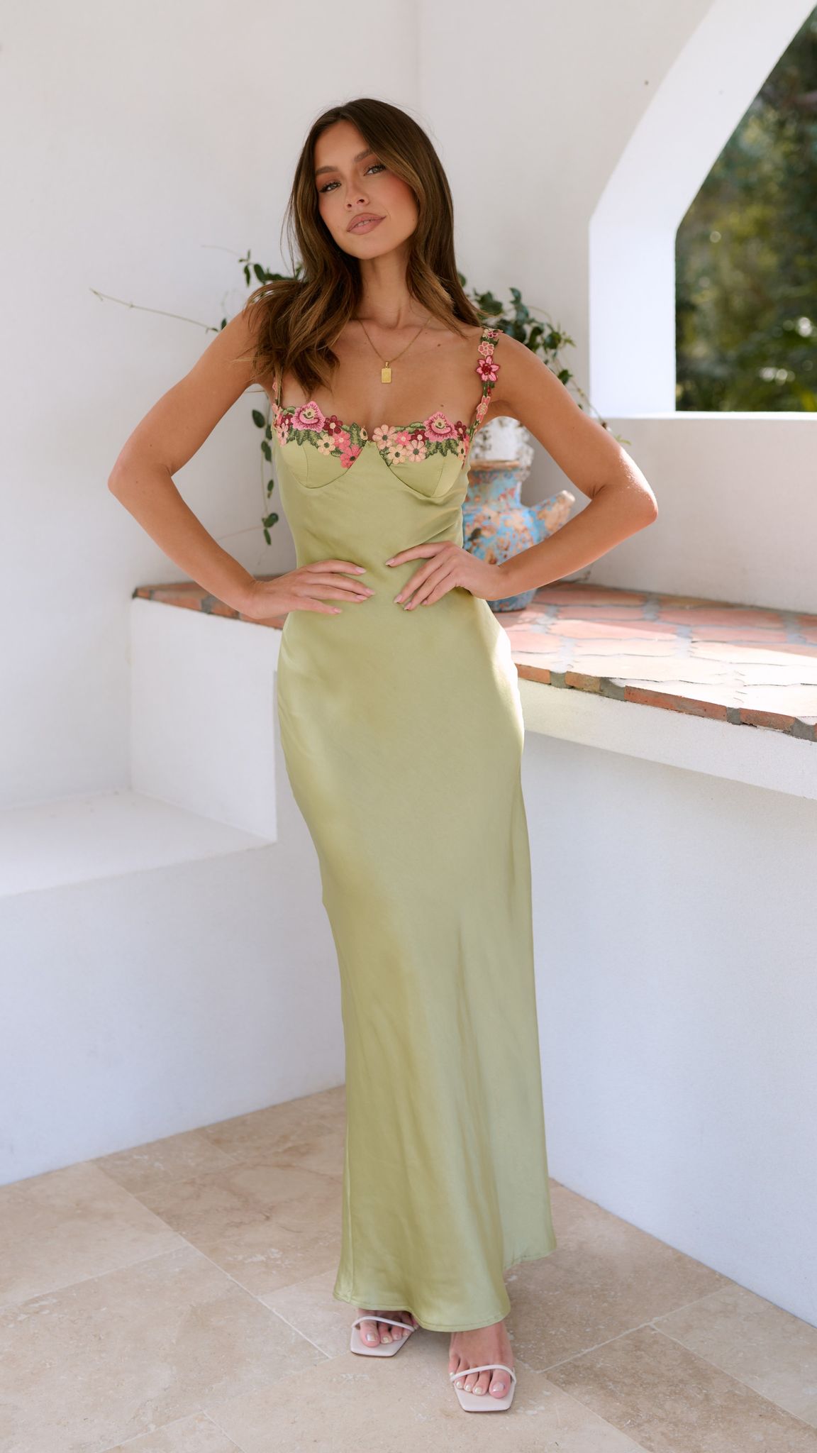 Elegantes Satin-Maxikleid | Feminine Eleganz & Raffinesse | Blumenstickerei