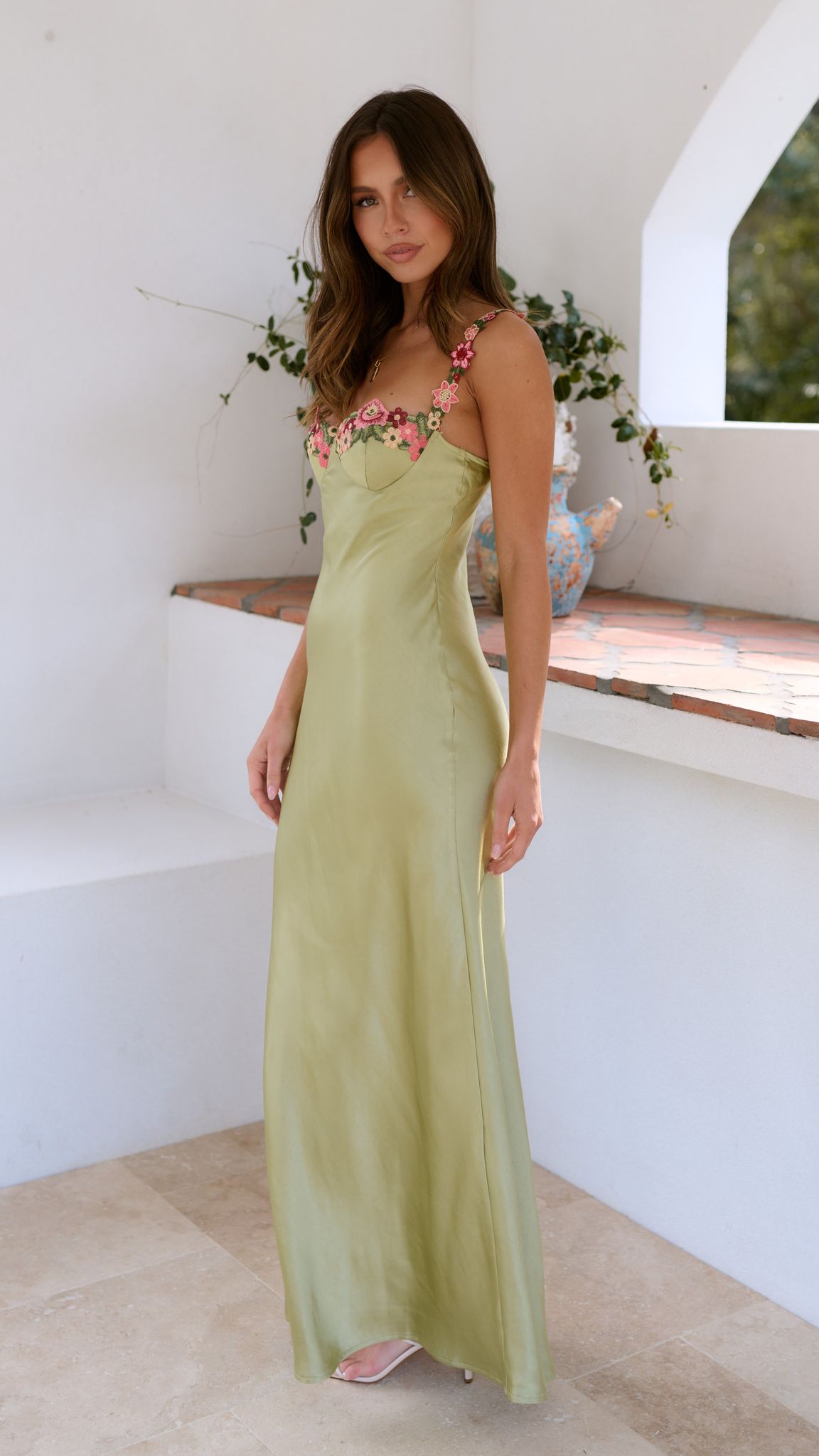 Elegantes Satin-Maxikleid | Feminine Eleganz & Raffinesse | Blumenstickerei