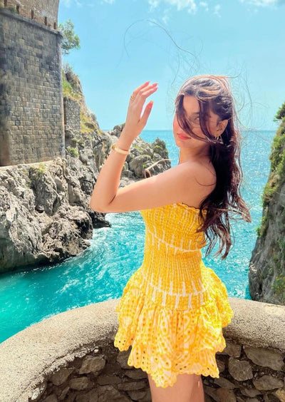 Schulterfreies Minikleid | Smock-Design & Lochstickerei | Sommerliche Leichtigkeit