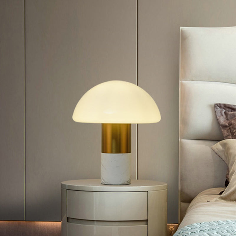 LumoSphere - Elegante Kuppel Tischlampe mit milchigem Glasschirm