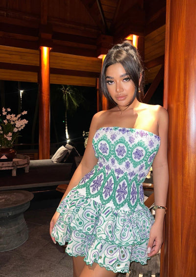 Schulterfreies Minikleid | Stickereidetails & Rüschensaum | Verspielte Eleganz