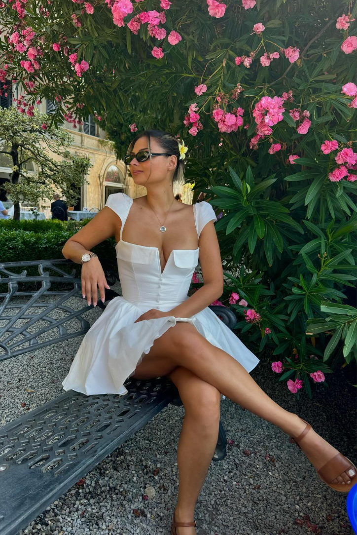 Anna | Vintage-inspiriertes Minikleid mit Cape-Ärmeln und V-Ausschnitt