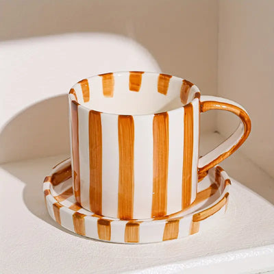 Sip&Stripe – Auffällige Tasse mit passendem gestreiften Teller
