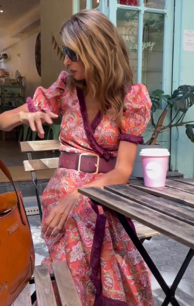 Elegantes pinkes Maxikleid mit kurzen Ärmeln