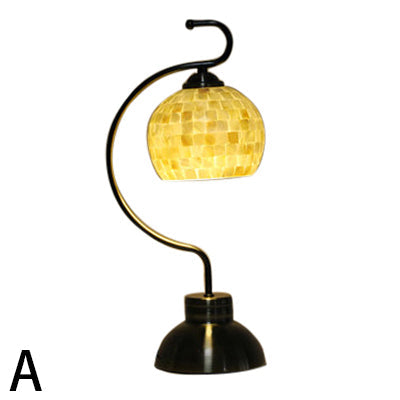 Glasstel – Elegante globusförmige Tischlampe mit Muschel-Muster