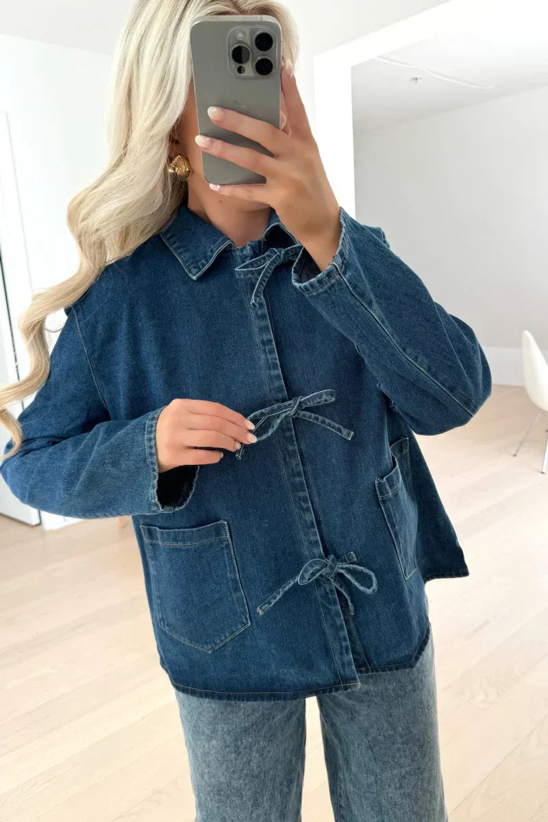 Denim-Jacke mit Schleifenverschluss | Klassischer Schnitt & Taschen-Details | Lässige Eleganz