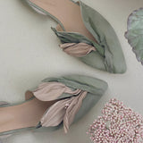 Jennifer - Stilvolle flache Damenschuhe mit Blumenmuster in Grün