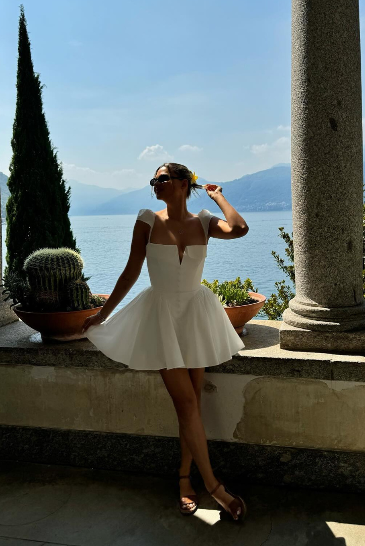 Anna | Vintage-inspiriertes Minikleid mit Cape-Ärmeln und V-Ausschnitt