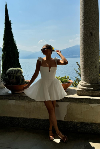 Anna | Vintage-inspiriertes Minikleid mit Cape-Ärmeln und V-Ausschnitt