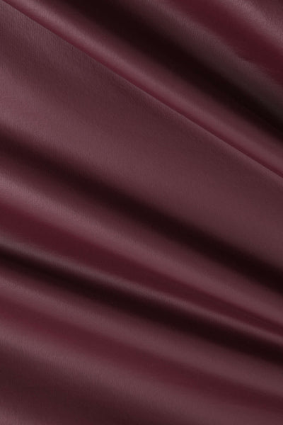 Jocasta | Figurbetonter Kunstleder-Minirock mit seitlicher Raffung und asymmetrischem Saum