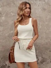 Evelyn -  Elegantes ärmelloses Strickkleid mit Kordelzug und Rüschendetail