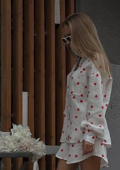 Zweiteiliges Set mit Herzprint | Oversize-Hemd & Shorts | Romantischer Look