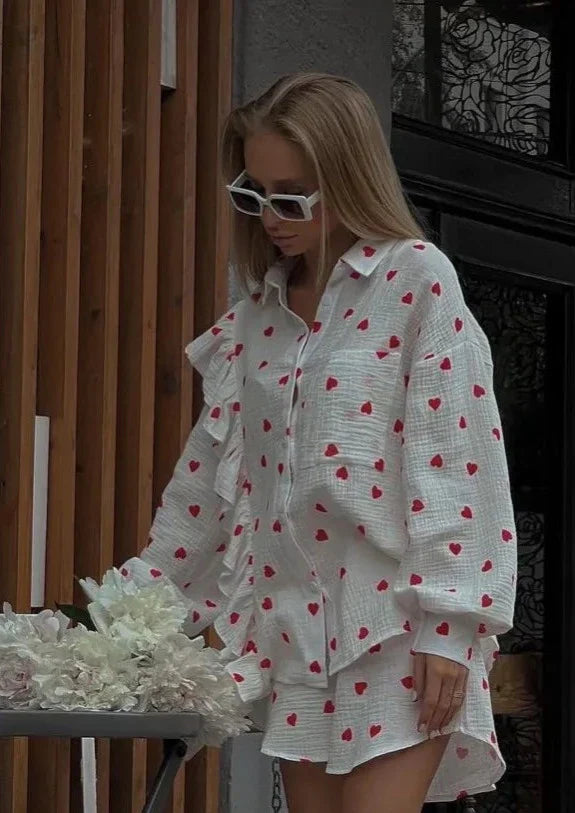 Zweiteiliges Set mit Herzprint | Oversize-Hemd & Shorts | Romantischer Look