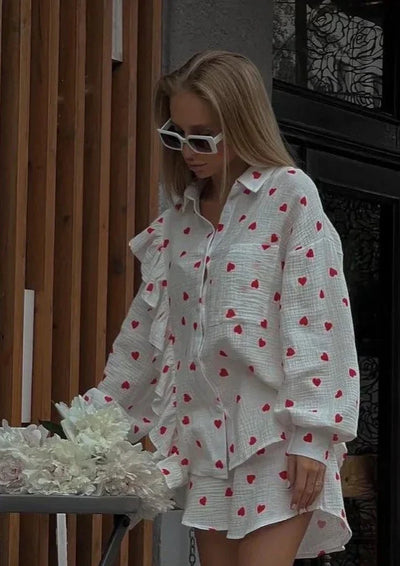 Zweiteiliges Set mit Herzprint | Oversize-Hemd & Shorts | Romantischer Look