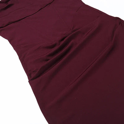 Elegantes tailliertes langes Damenkleid mit dünnen Trägern