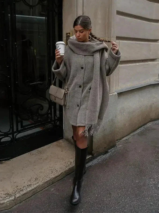 Astrid | Oversized Strickjacke mit integriertem Schal und Stilgefühl