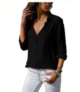 Aiah – Seidenbluse mit V-Ausschnitt und lockerem Design in Schwarz