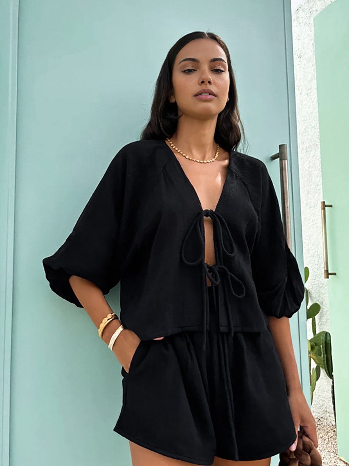 Zweiteiliges Sommer-Set | Blusentop mit Bindebändern & Shorts | Luftig & Feminin