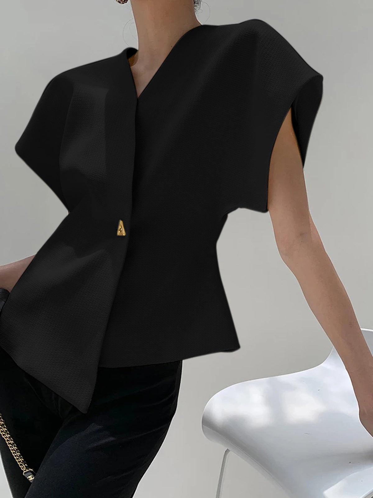 Asymmetrische Weste | Strukturierter Stoff & Gold-Detail | Modern & Elegant