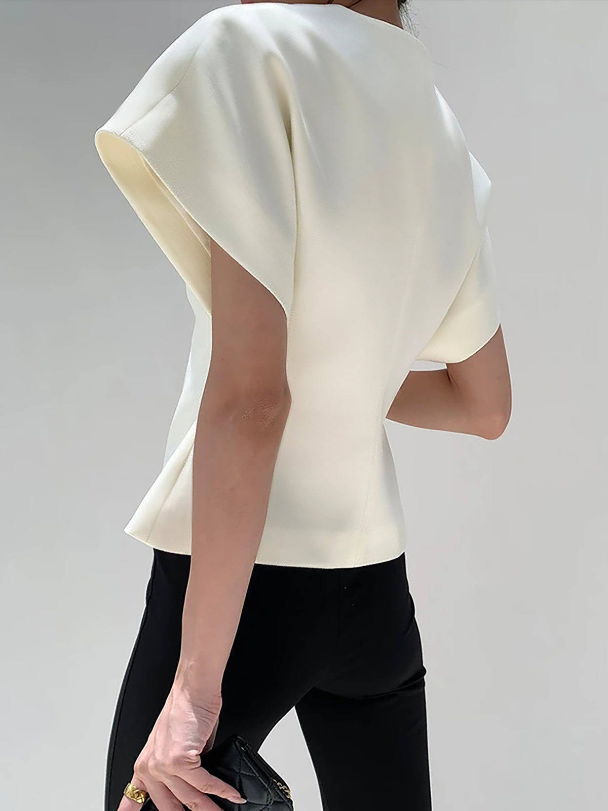 Asymmetrische Weste | Strukturierter Stoff & Gold-Detail | Modern & Elegant