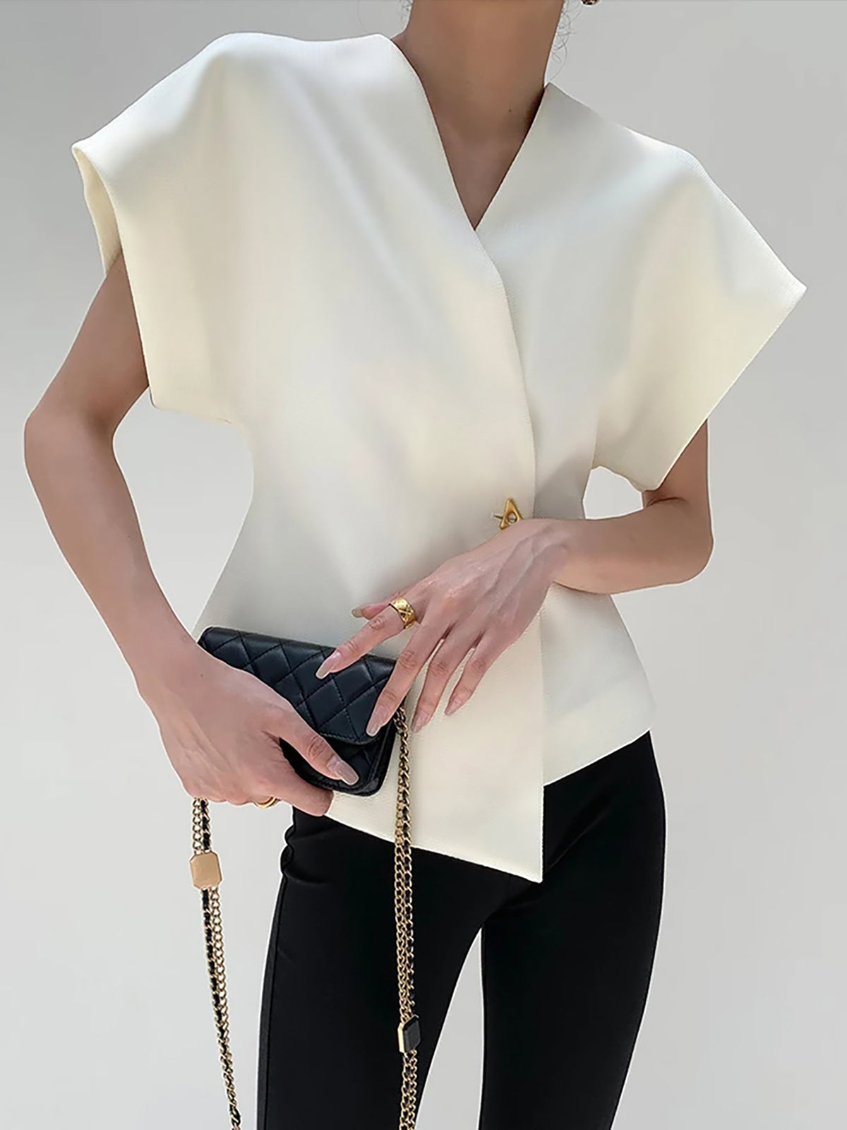 Asymmetrische Weste | Strukturierter Stoff & Gold-Detail | Modern & Elegant