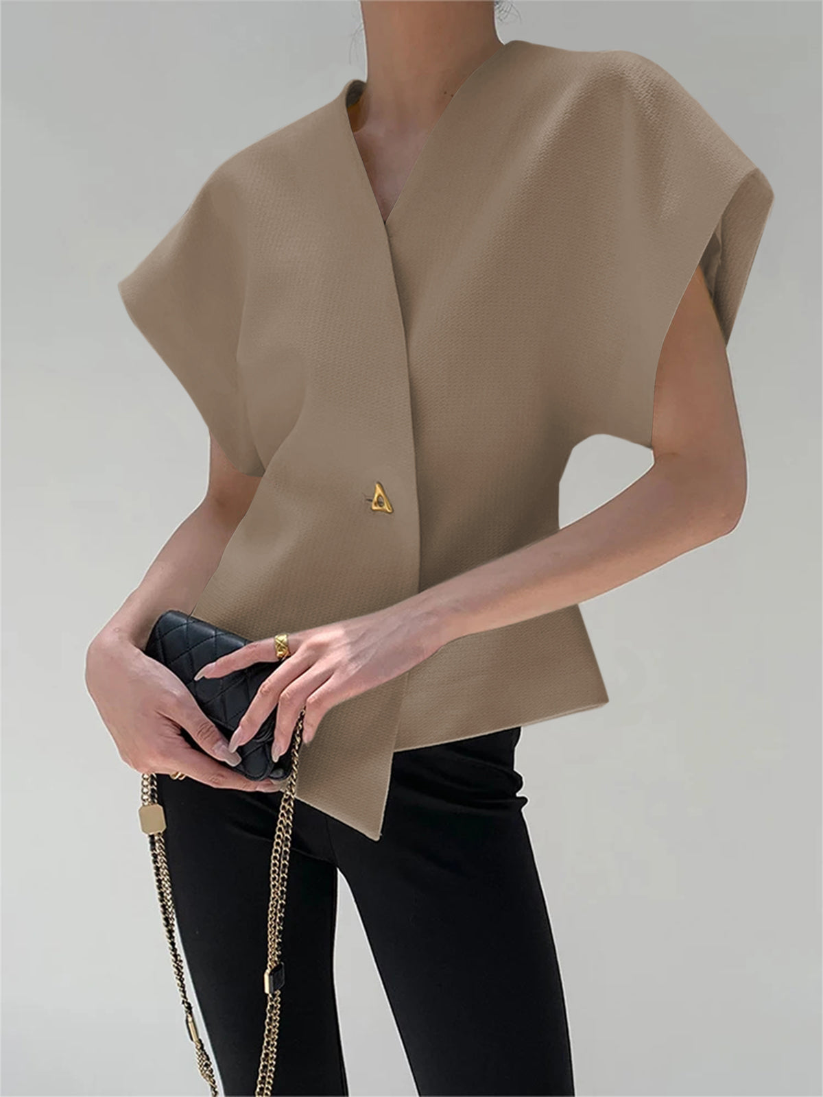 Asymmetrische Weste | Strukturierter Stoff & Gold-Detail | Modern & Elegant