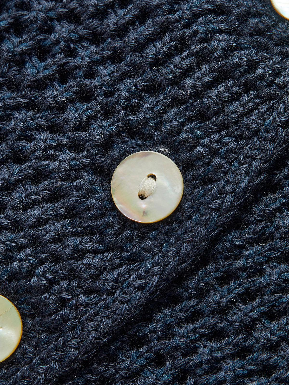 Gehäkelter Strick-Cardigan | Asymmetrische Knopfleiste & Grobstrick-Optik | Modern & Stylisch