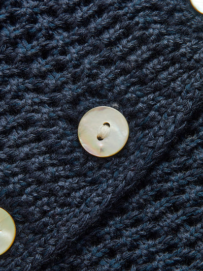 Gehäkelter Strick-Cardigan | Asymmetrische Knopfleiste & Grobstrick-Optik | Modern & Stylisch