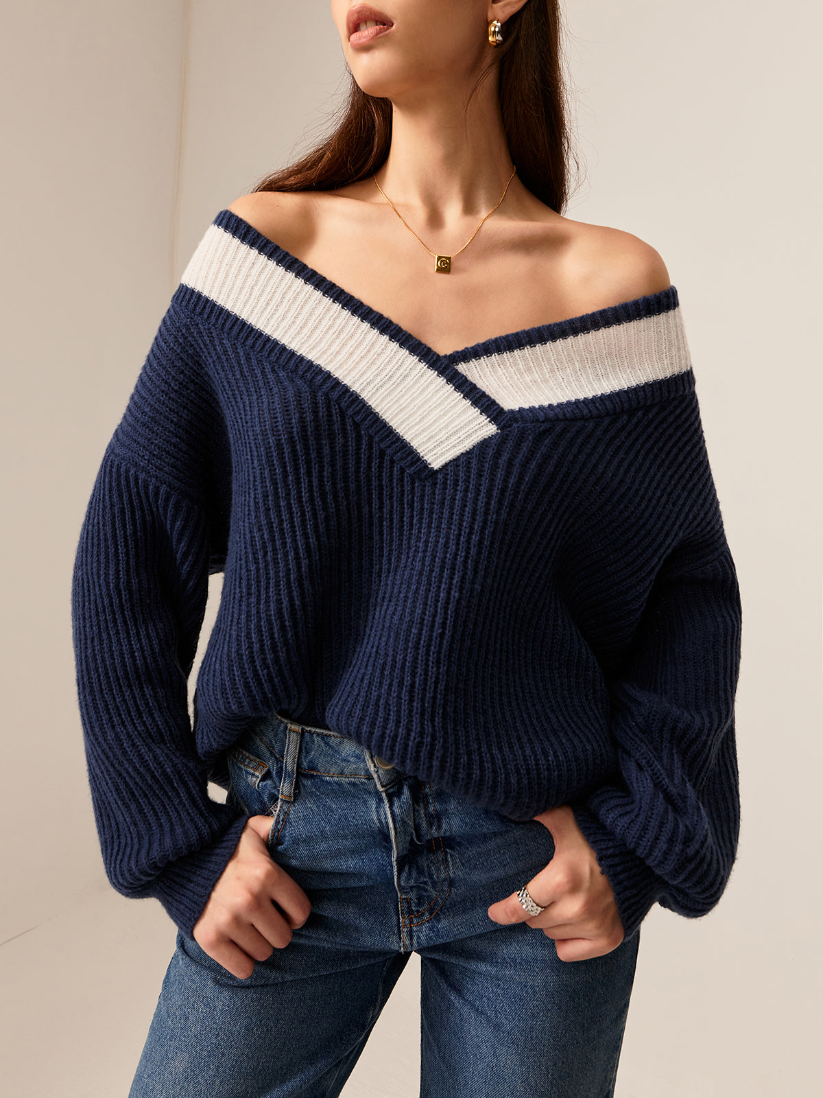 Schulterfreier Zopfmuster-Pullover | Fransen-Details | Boho-Eleganz
