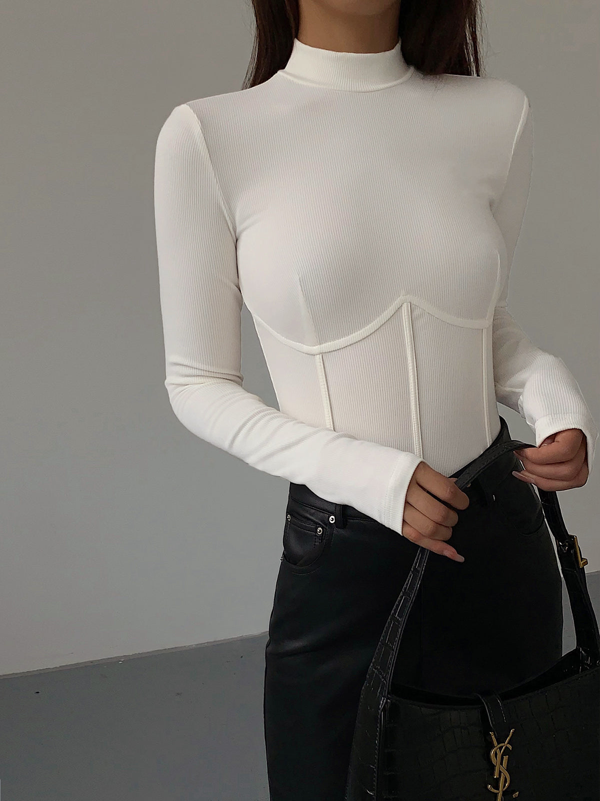 Figurbetontes Langarm-Top | Minimalistisches Design & Ziernähte | Elegant & Modern