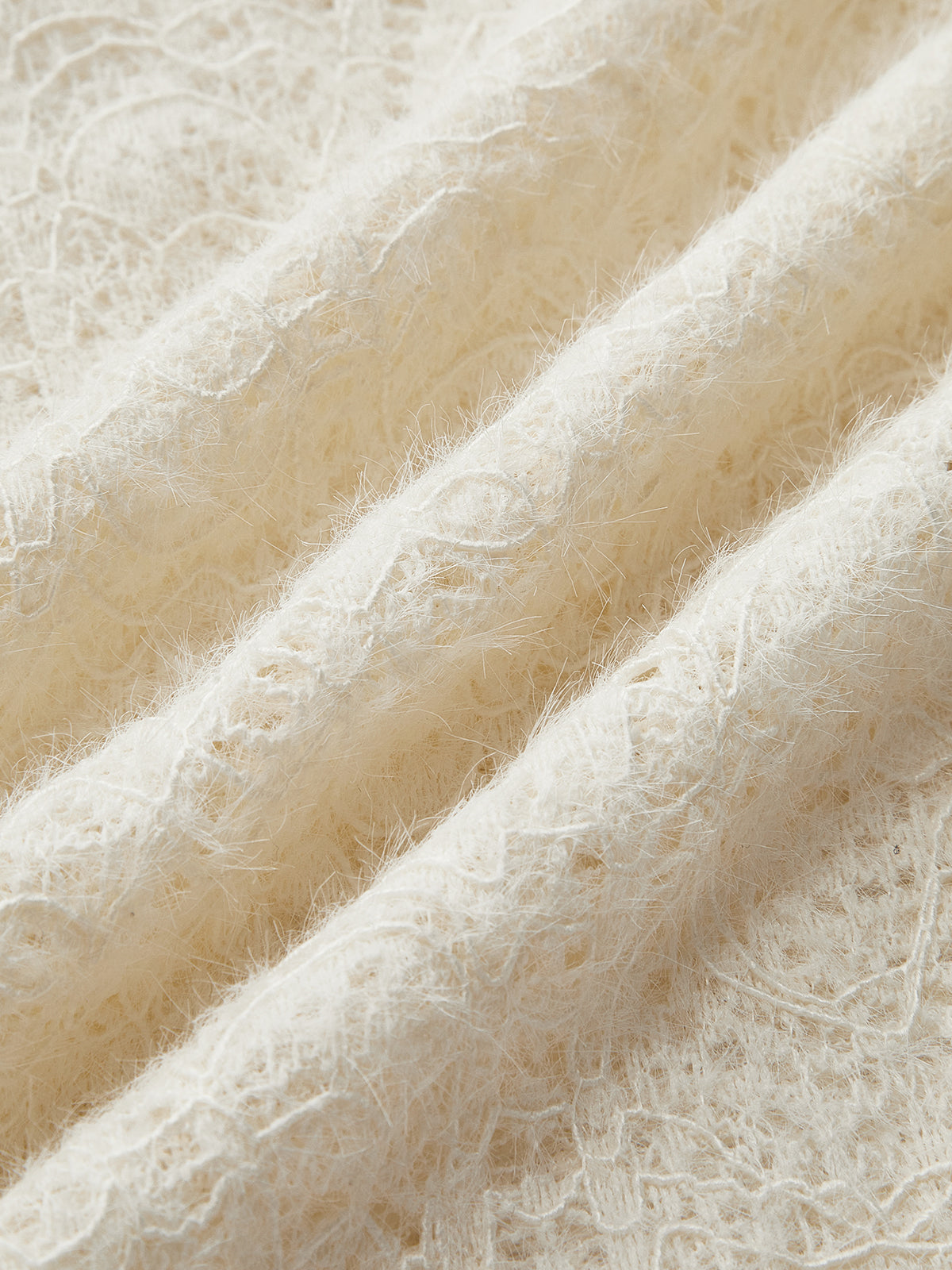 Flauschiger Strickpullover | Feine Spitzenoptik & Figurbetonter Schnitt | Elegant & Zart