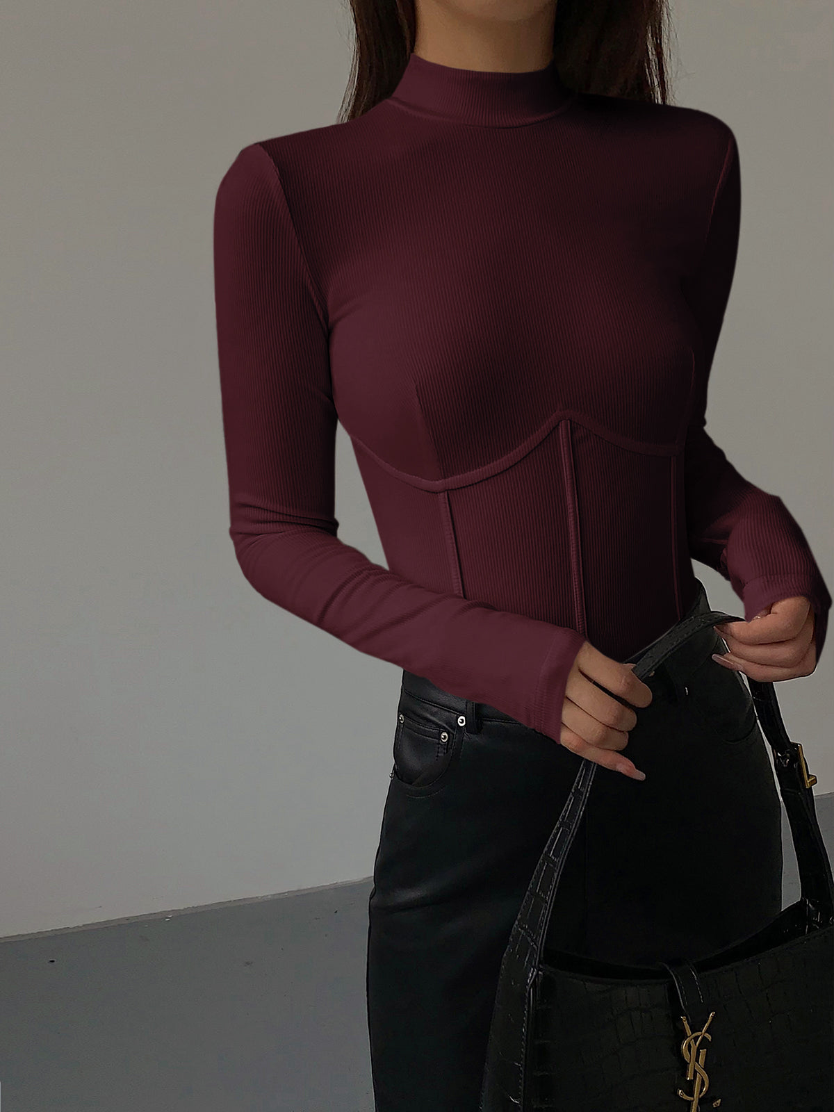 Figurbetontes Langarm-Top | Minimalistisches Design & Ziernähte | Elegant & Modern