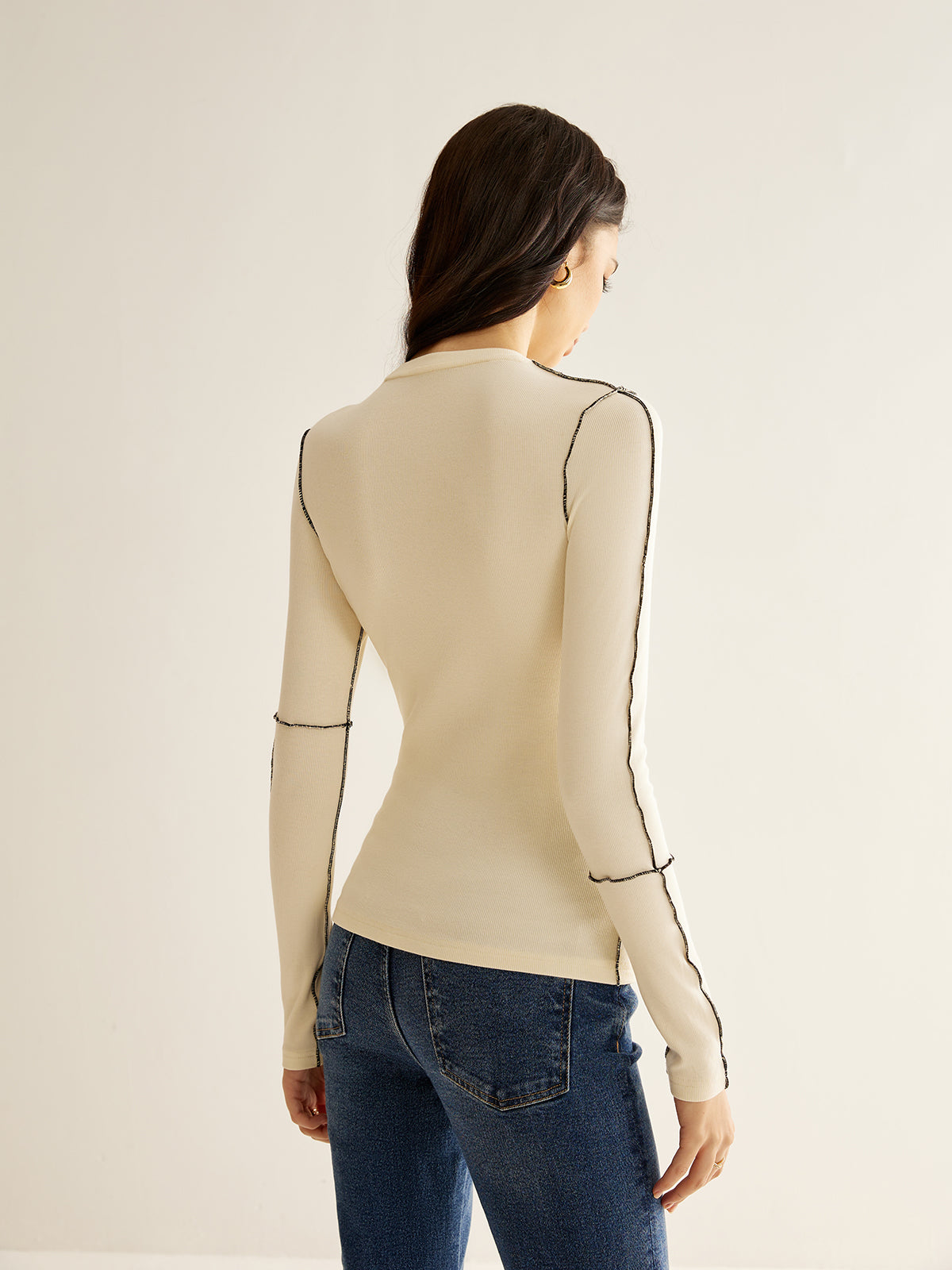 Kontrastnaht Langarmshirt | Modern & Stilvoll | Kunstvolle Linienführung