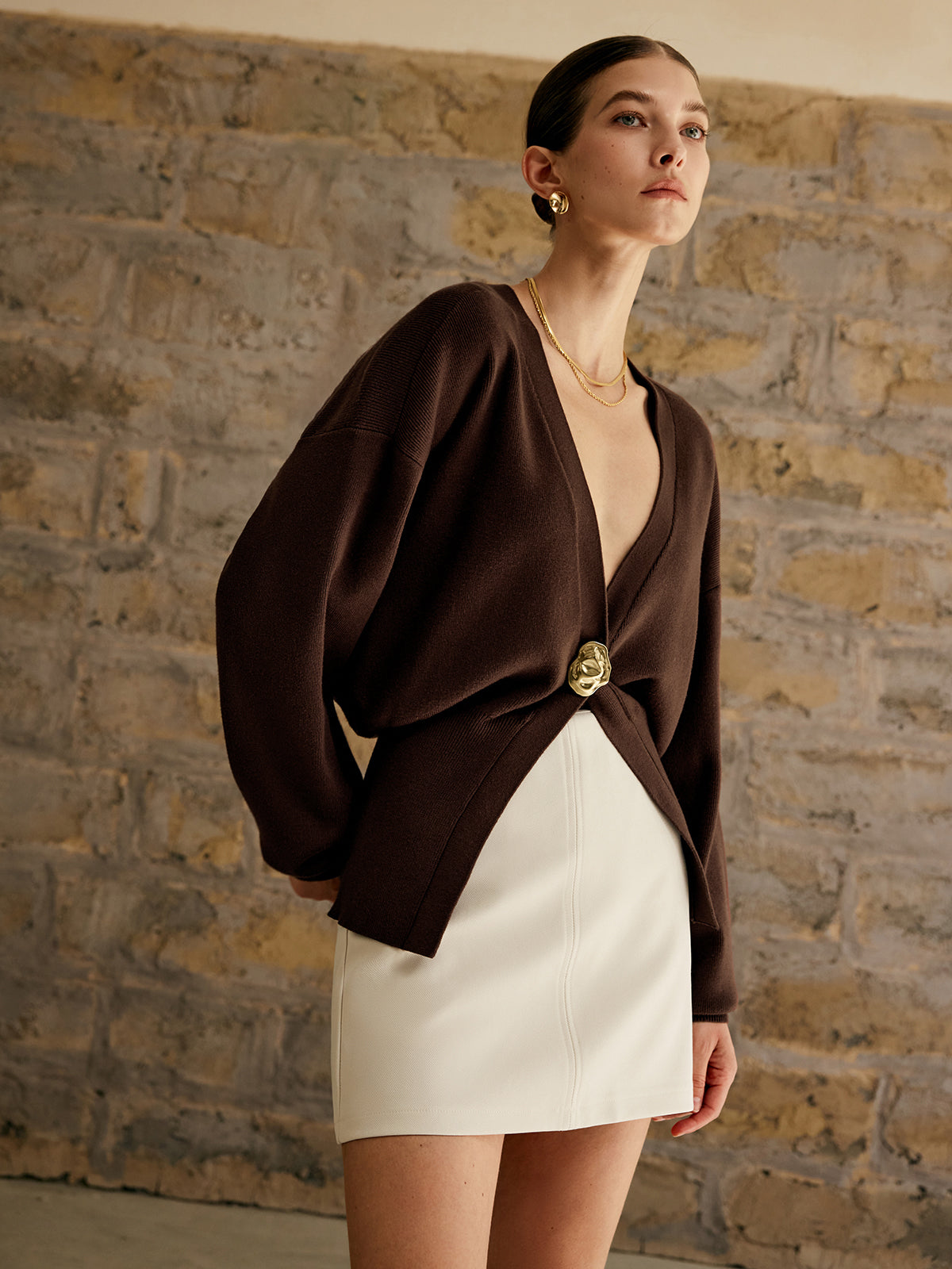 Eleganter Strick-Cardigan | Tiefes Dekolleté & Goldknopf-Detail | Modern & Feminin