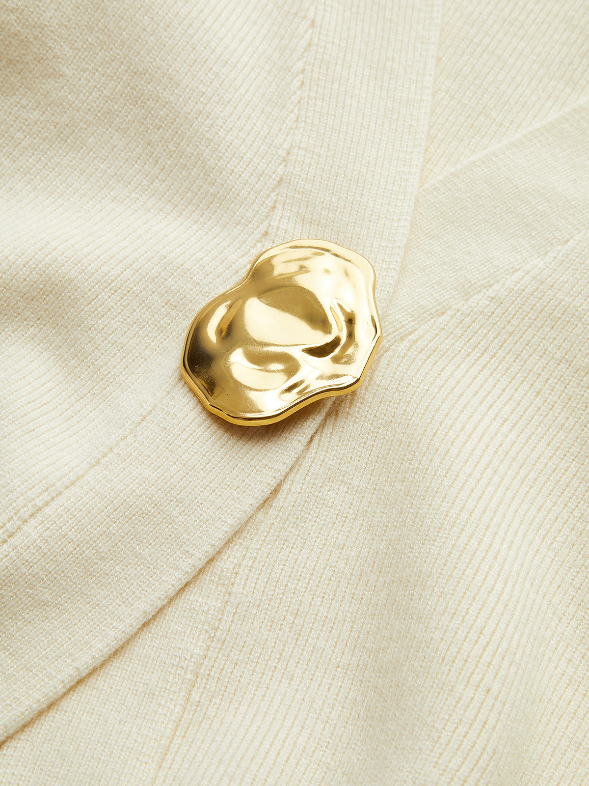 Eleganter Strick-Cardigan | Tiefes Dekolleté & Goldknopf-Detail | Modern & Feminin