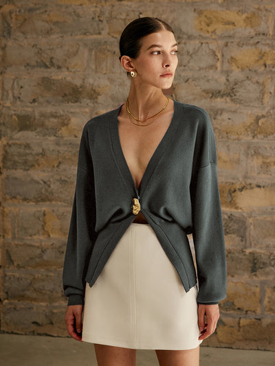 Eleganter Strick-Cardigan | Tiefes Dekolleté & Goldknopf-Detail | Modern & Feminin