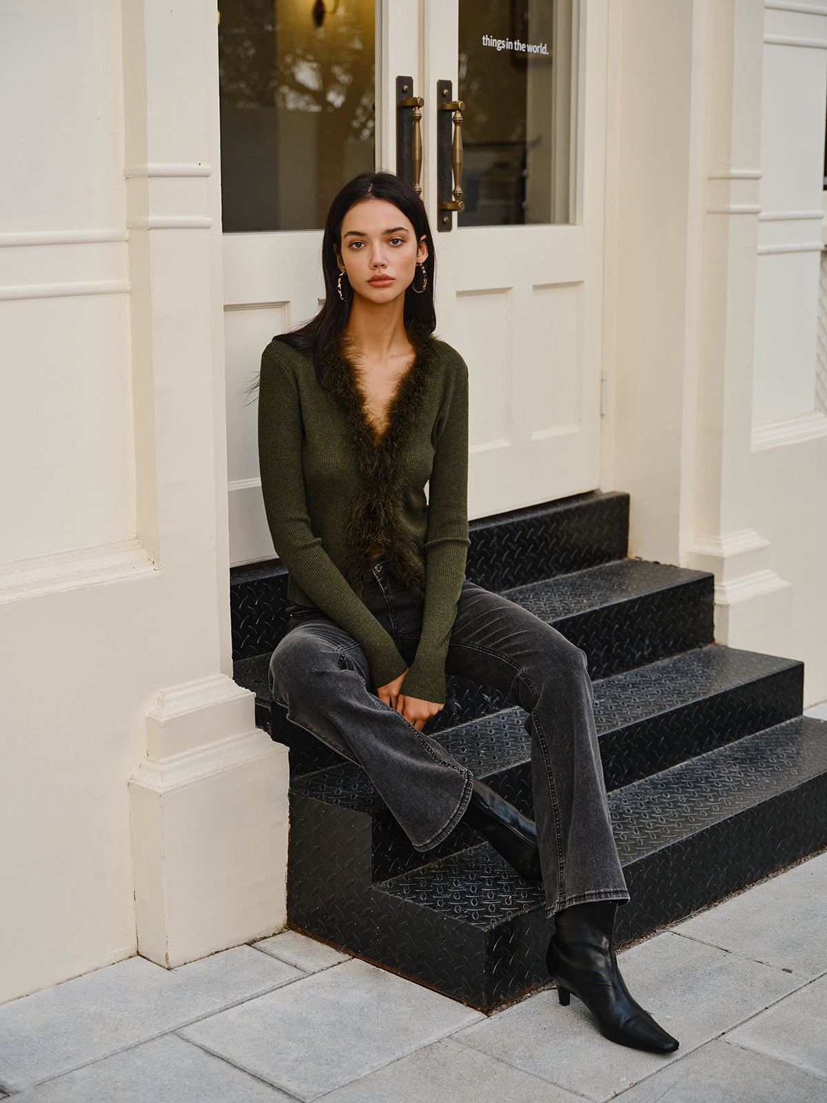 Strick-Cardigan mit Kunstfellbesatz | Tiefer V-Ausschnitt & Figurbetonter Schnitt | Elegant & Trendy