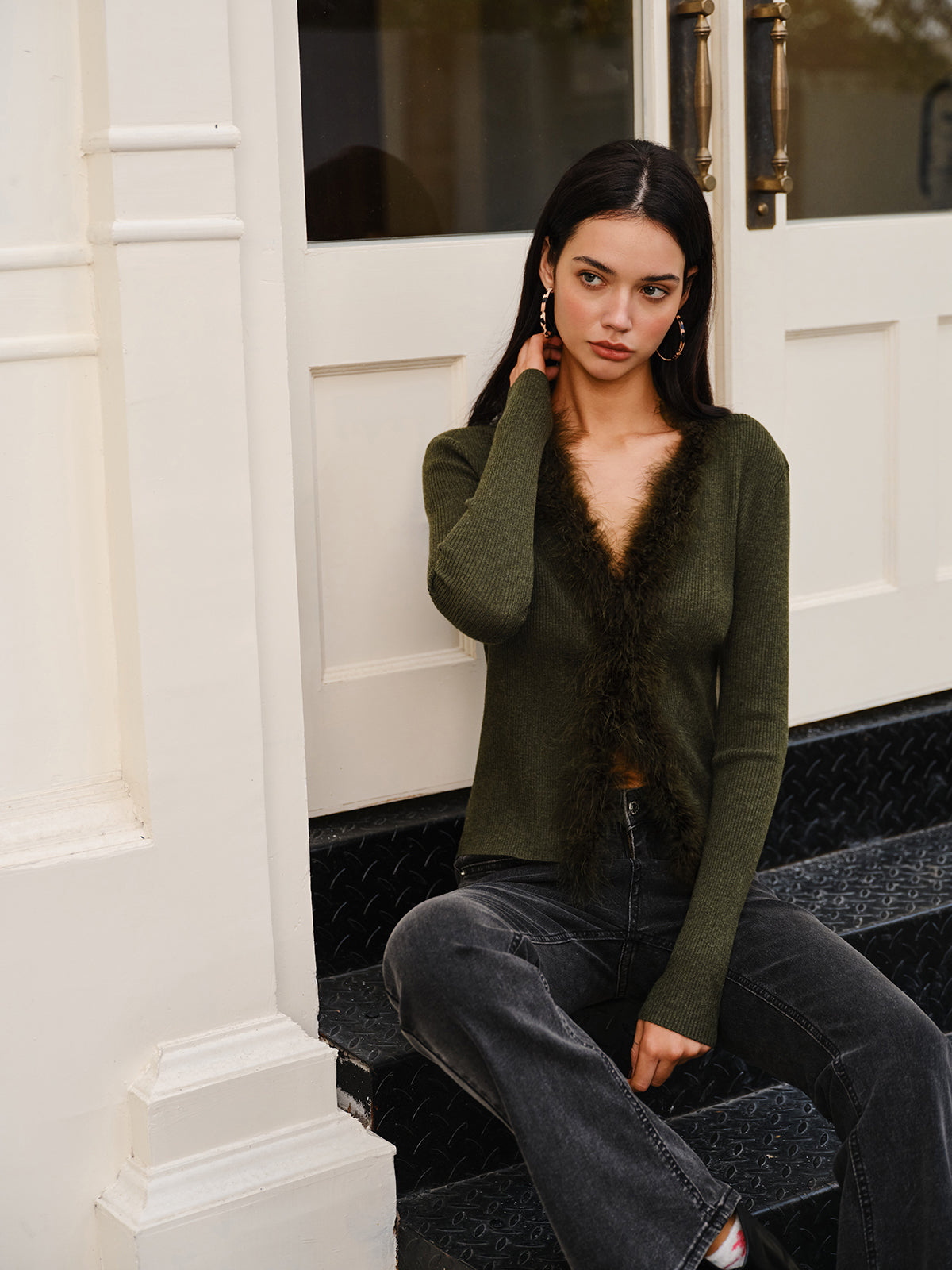 Strick-Cardigan mit Kunstfellbesatz | Tiefer V-Ausschnitt & Figurbetonter Schnitt | Elegant & Trendy