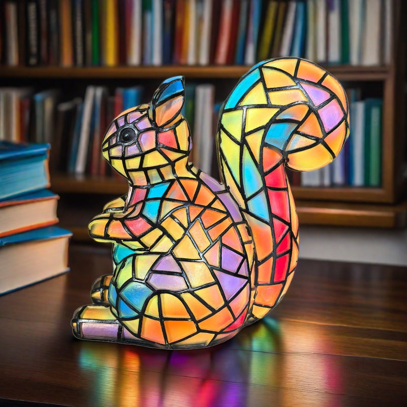 Eichhörnchenlampe aus farbigem Glas – Nachttischlampe für stilvolle Beleuchtung, 17 cm x 17 cm